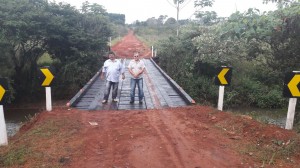 Prefeito Ricardo Fávaro, à direita e o secretário de Obras José Carlos Loro, durante a lvistoria a nova ponte construída pela Prefeitura