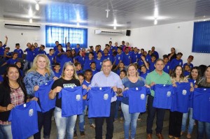 Prefeito Ricardo Fávaro e lideranças da Educação de Itaquiraí com alunos da Escola Jardim Primavera, apresentam os uniformes doados pelo Município