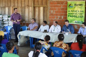 Vice-prefeito Mano reitera apoio da Administração Municipal nas ações de apoio aos agricultores familiares, durante entrega de contratos de uso da terra e DAPs