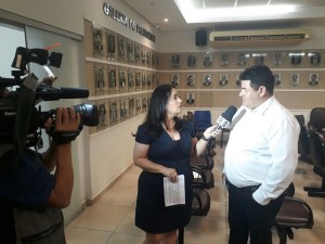 Presidente da Câmara Edilson sendo entrevistado por repórter da TV Globo MS (TV Morena). 