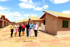 Prefeita Patrícia com a chefe de habitação Rose e alguns vereadores presentes durante visita ao residencial Élida em Iguatemi