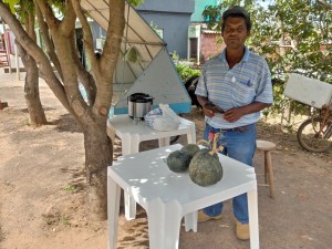 Carlito vende verduras todos os dias em Camapuã (Foto: Nedimar Dias Brandão/InfocoMS).