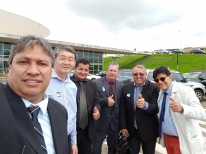 Foto - Dorival Betini, vice-presidente do PR-MS, em selfie com prefeitos e vereadores que apoiam incondicionalmente sua pré-candidatura ao Senado.