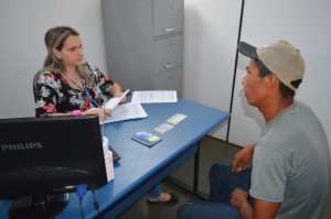 Candidato a vaga de trabalho é entrevistado por Psicóloga do RH da Bello Alimentos