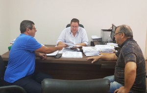Vereador Careca entrega ofícios do Legislativo e indicações solicitando ações do Incra em Itaquiraí.
