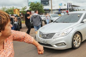 Manifestantes jogam ovos e pedras na comitiva do ex-presidente Luiz Inácio Lula da Silva (PT), na chegada da 'Caravana Lula Pelo Brasil' ao município de São Miguel do Oeste, interior de Santa Catarina - 25/03/2018 (Daniel Teixeira/Estadão Conteúdo).