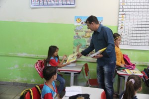 Prefeito Carlinhos fez questão de entregar pessoalmente os materiais para os alunos.