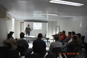 Durante aula teórica do curso de Operador de Retroescavadeira, instrutor ensina desde a manutenção da máquina.