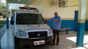 Senhor Ademar feliz ao lado da ambulância que agora fica a disposição dos moradores do Assentamento Auxiliadora.