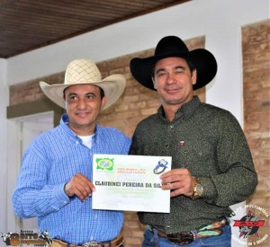 Claudinei recebendo o certificado.