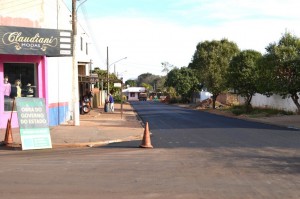 Rua Travessa dos Ipês foi a primeira a receber o recapeamento nesta 3ª fase de recuperação asfáltica no Jardim Primavera