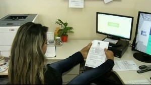 Kathrein Moura Faria é funcionária pública e trabalha no Fórum de Anápolis, Goiás (Foto: TV Anhanguera/ Reprodução)