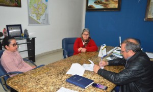 Prefeito Ricardo ao assinar o acordo de cooperação técnica para reabertura do INSS em Itaquiraí 