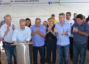 Governador Reinaldo (que na foto assina ordem de serviço de recapeamento de ruas de Itaquiraí - OBRA JÁ EXECUTADA), volta a Itaquiraí nesta quarta-feira para entrega de casas do conjunto Jardim Ipê. 