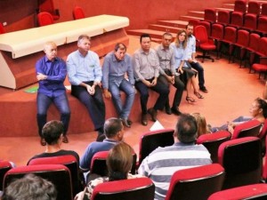 Secretariado Jaime Verruck (segundo à esquerda) se reuniu com os representantes dos grupos (Foto: Henrique Kawaminami)