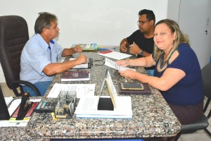 Chefe de Gabinete Eurico Ribeiro, diretor de Esportes e Lazer Sérgio Fonseca, e Secretária Valdirene Rodrigues, ao discutirem projeto do Calendário Esportivo 2019