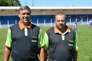 Árbitros Maurão e Bila atuaram em mais uma rodada do Campeonato Regional de Futebol Suíço Máster, no Carminatão. Foto: Roney Minella