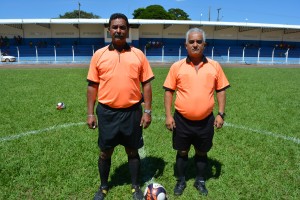 Árbitros Pedro Pires (Pedrão) e Madureira atuaram na rodada disputada ontem, no Estádio Municipal Carminatão. Foto: Roney Minella