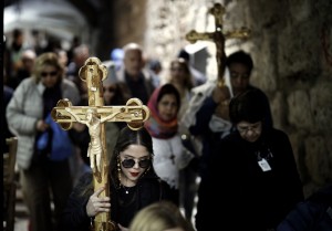 Peregrinos cristãos fazem procissão Via Dolorosa, na Cidade Velha de Jerusalém. Acredita-se que Jesus Cristo tenha feito esse trajeto antes de ser crucificado — Foto: Thomas Coex/AFP