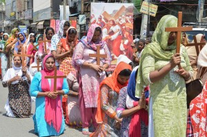 Devotos cristãos carregam cruzes de madeira durante procissão de Páscoa em Amritsar, na Índia — Foto: Narinder Nanu/AFP