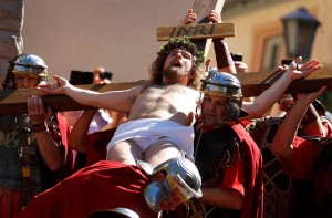 Comunidade italiana na cidade alemã de Bensheim, perto de Frankfurt, reencena a crucificação de Cristo na Sexta-Feira Santa — Foto: Kai Pfaffenbach/Reuters 