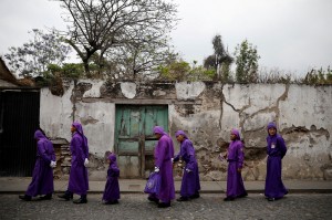 Criança acompanha adultos na Procissão de Jesus Nazareno da Humildade, marcando a Sexta-Feira Santa em Antigua, na Guatemala — Foto: Luis Echeverria/Reuters 