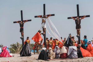 Encenação da Paixão e Morte de Jesus Cristo, na aldeia de San Pedro Cutud, província de Pampanga, no norte das Filipinas — Foto: Iya Forbes/AP 