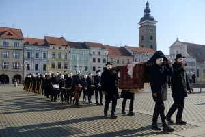 Com máscaras brancas, fiéis participam de procissão em Ceske Budejovice, na República Tcheca — Foto: Michal Cizek/AFP 