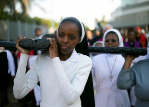 Freira carrega cruz durante procissão da Sexta-Feira Santa em Durban, na África do Sul — Foto: Rogan Ward/Reuters 