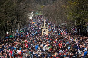 Católicos poloneses participam de procissão do santuário de Kalwaria Zebrzydowska, perto de Cracóvia, nesta sexta-feira (19) — Foto: Adrianna Bochenek/Agencja Gazeta via Reuters 