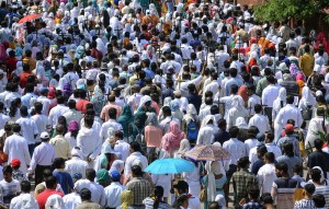 Cristãos indianos levam cruzes durante procissão em Jabalpur, na Índia, na sexta-feira (19) — Foto: Uma Shankar Mishra/AFP 