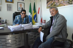  #PraCegoVer - Imagem do prefeito recebendo o proprietário da empresa que venceu a licitação e dele visitando a obra nesta semana.