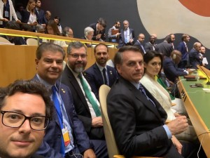 O secretário de comunicação do Planalto, Fabio Wajngarten, o senador Nelsinho Trad, o ministro Ernesto Araújo, o deputado federal Eduardo Bolsonaro, a primeira-dama Michelle Bolsonaro e o presidente​ da República Jair Bolsonaro