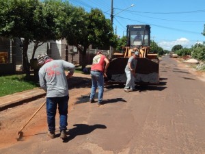 #PraCegoVer #PraTodosVerem: Imagens dos servidores realizando serviço de tapa buraco com cbuq e maquinário