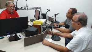 Radialista Marcão ao entrevistar autoridades da Saúde de Itaquiraí,  no estúdio da Maracaí FM. Foto: Roney Minella