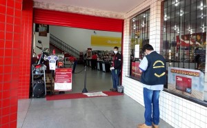 Fiscal Municipal em visita a supermercado de Itaquiraí, anota medidas encontradas já adotadas por comerciante.