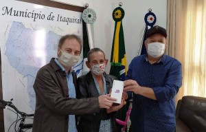 Reneide Pasini, 62 anos – Assentamento Lua Branca, lote 108, respondeu quem foi o 1º morador de Itaquiraí, Floriano Carminati. Ela ganhou um celular Samsung J8, sorteado no Programa do Nelsinho. O prêmio foi entregue pelo prefeito Ricardo e pelo diretor da rádio Vale Azul, Elias Santos. Foto: Guiomar Biondo