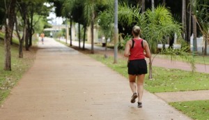 Mulher correndo na Orla Morena em Campo Grande. (Foto: Leonardo de França)