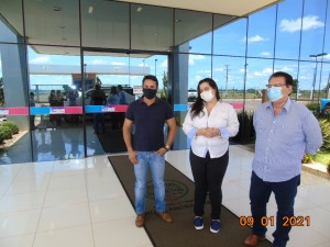Prefeita Rhaiza Matos confirmou ao diretor do Hospital de Amor, Ademar Capuci (à direita), nova parceria do Município de Naviraí; Vereador Sacuno.