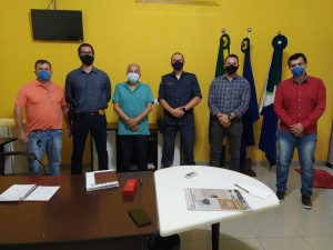“O Prefeito Doutor Lídio com o delegado Felipe Rossato e o comandante da Polícia Militar de Iguatemi “Capitão Nogueira” e demais presentes.”