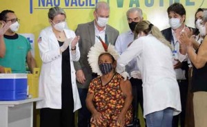 A indígena Domingas, 91 anos, foi a primeira sul-mato-grossense vacinada contra a Covid-19. (Foto: Leonardo de França)
