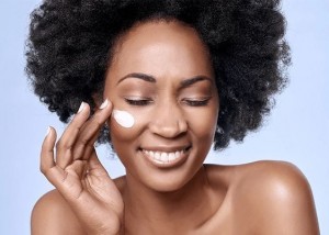 Confira os 6 cuidados essenciais com a pele do rosto no verão (Foto: Reprodução/Pinterest)