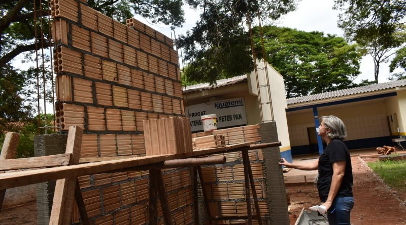 Prefeitura inicia construção de abrigos e passarelas nas unidades de ensino em Iguatemi