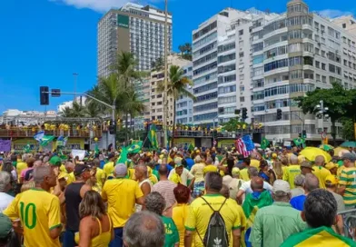 Em ato no Rio de Janeiro, Bolsonaro afirma que não fugirá do país