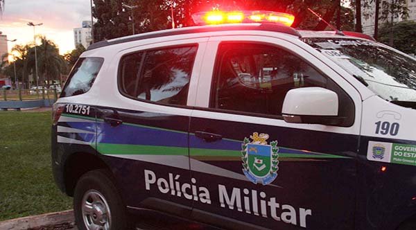 Mulher é presa por ameaçar a própria filha e irmã com faca
