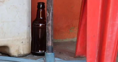 Após mortes por metanol, Abrasel orienta bares de MS a descartar bebidas suspeitas