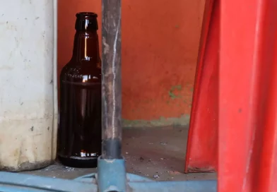 Após mortes por metanol, Abrasel orienta bares de MS a descartar bebidas suspeitas