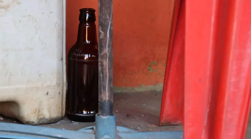 Após mortes por metanol, Abrasel orienta bares de MS a descartar bebidas suspeitas