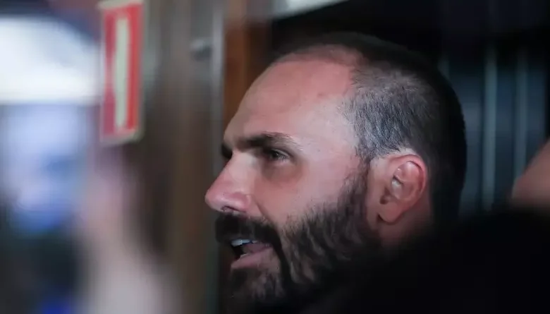 Moraes vota para condenar Eduardo Bolsonaro por difamação
