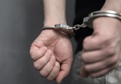Preso, criminoso ‘dá balão’ na polícia e foge de delegacia após abrir algema em Dourados